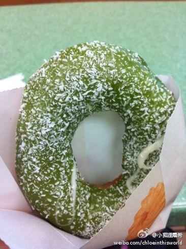 日本甜甜圈品牌Mr. Donut，尝了一个抹茶椰丝经典~可能是因为这两天用脑过度，所以连抹茶都提不起我的精神了…也许吃多了好东西，嘴太叼了，不推荐这个…