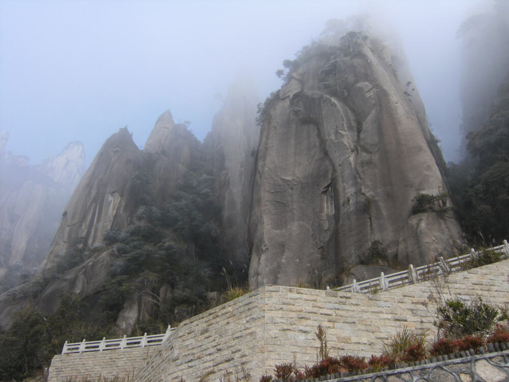 三清山，没P过哦，风景就是那么美，可惜没单反。