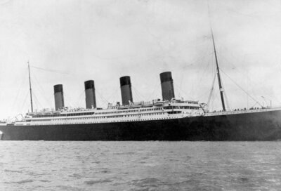 泰坦尼克号：泰坦尼克号是世界上最雄伟体积最大的船之一。其高度达11层楼，宽度接近四个街区。拍摄于1912年4月10日。