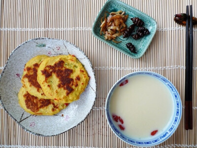 鸡蛋饼 螺丝咸菜 豆浆……