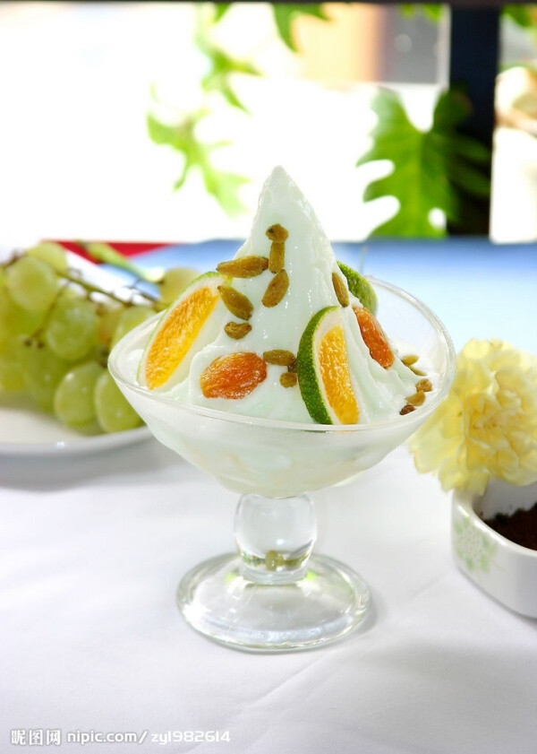 他愿意尝试各种新奇有趣的玩意儿,任何果汁,甜饮都可以加入冰块搅和.