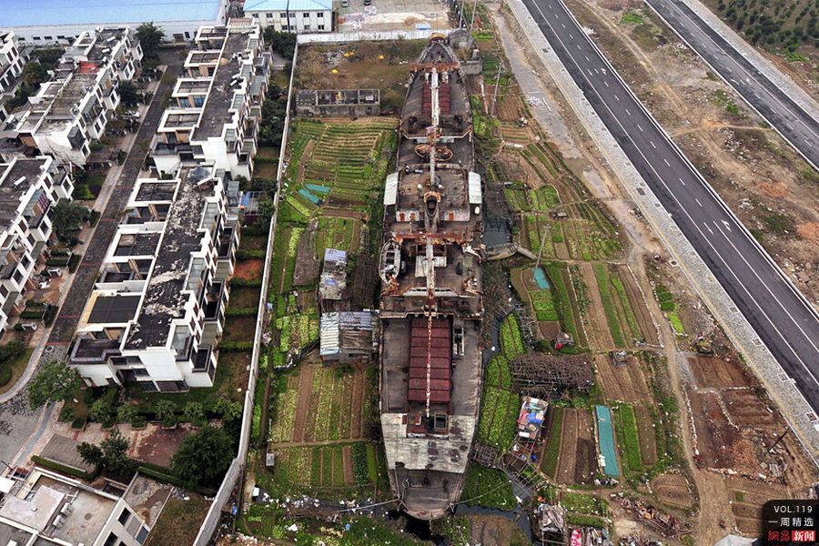 3月14日，福建福州，世界上最大的水泥货船“古田号”“搁浅”在路边。1973年，这艘船体和骨架均由水泥浇筑而成的货船下水，轰动一时。但其自重大、耗油量大，无法完成长途航运，下水航行几次后便停泊在港口，一停便是30余年。近日，被遗忘的“古田号”再次进入人们的视线——船所在的地块被卖掉，但由于“古田号”体积庞大无法整体移走，恐难逃脱被拆除的命运。