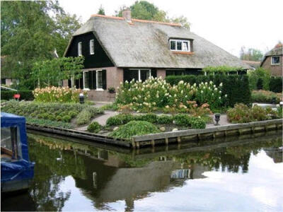 荷兰Giethoorn 是一个美丽而宁静的村庄，它的独特之处在于村里没有一条公路。村子通过水路和小路及单车道相连。村民热情好客，欢迎游客来游玩，游客可以租一种电动无噪音的“whisper boat”（轻声小船）去探索这块人…