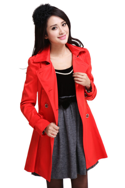 绚烂如清晨绽放的花朵，看了让人舒心，经典的翻驳领风衣因为有了双排扣而变得灵动。长度刚刚好，恰到好处的露出短裙，映衬着女子脸上美丽的笑容，仿佛整个人心情也跟着好了起来······