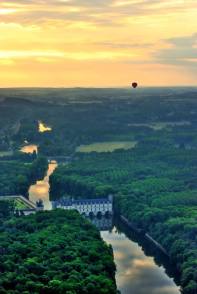 法国著名水上城堡“香侬堡”。