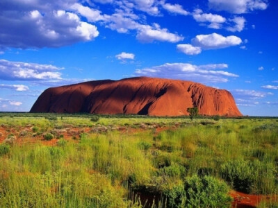 乌卢鲁（艾尔斯岩）：位于澳大利亚内陆中部，你可能从电视节目 The Adventurers Down Under 中认出来。然而如果亲眼目睹，更加令人震撼。不过你会觉得坐在老鹰背上可能更容易到达，实际上艾尔斯岩距任何一座重要小镇…