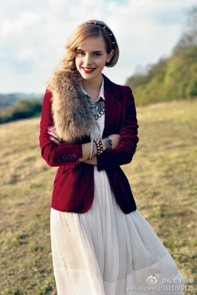 复古红唇 + 浪漫白纱裙~