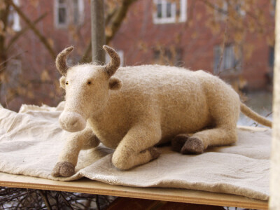 vriad_lee(Russia)的作品：needle felted cow