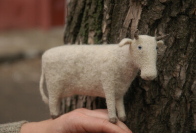 vriad_lee(Russia)的作品：needle felted cow