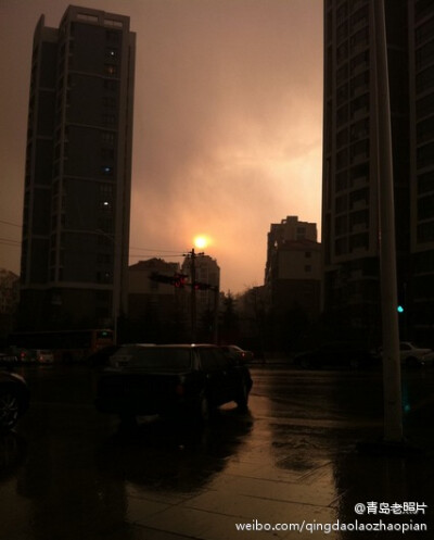 西边日落，东边雨。青岛下起了太阳雨。