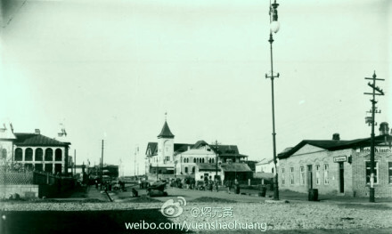 从建造时间上看,1901年5月至1902年完成的水师饭店应是青岛最早的饭店建筑之一,稍晚于亨利王子饭店。水师饭店建成时有40个房间,其规模也仅次于亨利王子饭店。水师饭店的选址据说有考虑使船只易于到达的因素,所以,其离当时的临时码头栈桥很近。