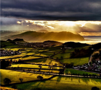 有时，朋友好像阳光，永远让我们觉得那么温暖。但阳光中有紫外线，所以朋友之间要有合适的距离，长期的暴晒，不沟通，阳光就成了伤害。