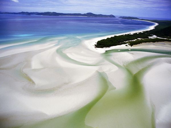 .msrl. 在澳洲昆斯兰的沙洲。——Sandbars flow into the Coral Sea at Whitsunday Island National Park in Queensland, Australia.