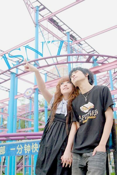 给你我的手 像温柔野兽 把自由交给草原的辽阔 我们小手拉大手 一起交游