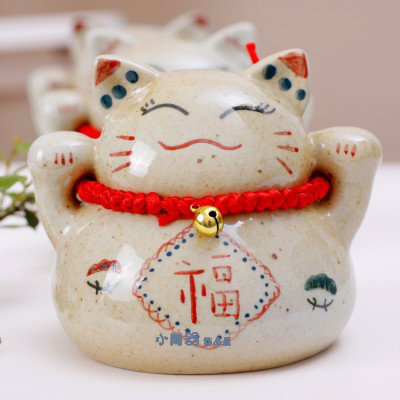 憨态可掬的招财猫存钱罐