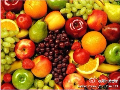 【教大家如何挑水果】1.草莓：别太红，红里带白点最甜；2.木瓜：挑鼓肚子，斑点多，微黄偏硬为佳；3.甜橙：要捡沉手的，表皮润滑，底部有“圈” 的；4.芒果：挑饱满，圆润且不软不硬；5.苹果：挑黄里透红，有红丝，“肚脐”深陷的；6.葡萄：饱满，梗硬挺；7.香蕉：不要挑两头绿色，要圆润无棱。
