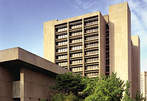 Benedum Hall houses the University of Pittsburgh's School of Engineering and contains offices, labs, classrooms, conference and seminar rooms, a 528-seat auditorium that is divisible into three lecture halls, and the engineering library. It also contains a computer lab and a well-stocked snack bar.