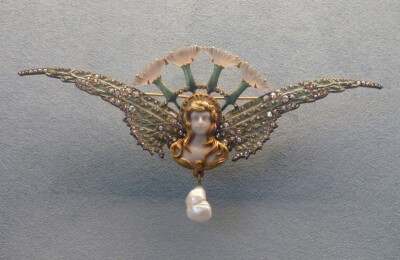 VMFA - Georges Fouquet - brooch 1904 - gold, enamel, opal, ivory-colored stones, glass, diamonds, pearls