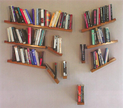 这个由作者制作的书架看起来正在下落，源于荣·克里斯坦森的独创设计。
