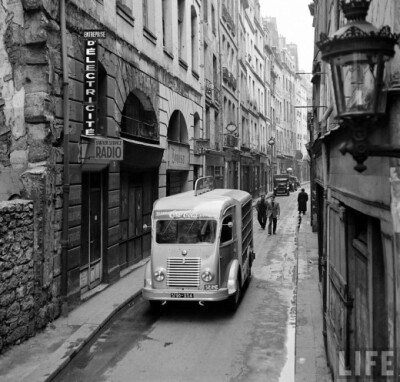 62年前，1950年的差不多这个时候，可口可乐登陆法国。图为可口可乐的零售车沿街叫卖。当时，汽车一般，可乐稀罕；现在，可乐没人正眼看，这车要开到街上可太拉风了。