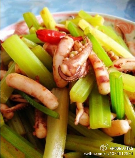 【西芹鱿鱼】制作步骤:1,鱿鱼须切段,芹菜胡萝卜切段.