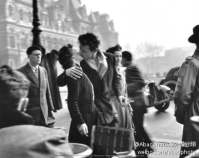 ：1950年 摄影师 Robert Doisneau 在巴黎市政厅前的传神之作。。