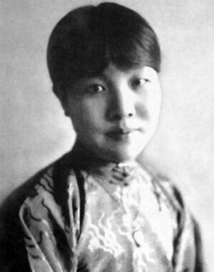 【竹觞】【民国十大才女】【谢婉莹】（1900年─1999年），福建福州长乐县人，儿童文学作家、诗人、翻译家。她就是在我国家喻户晓的“冰心”，此笔名取“一片冰心在玉壶”为意。她被称为“世纪老人”。