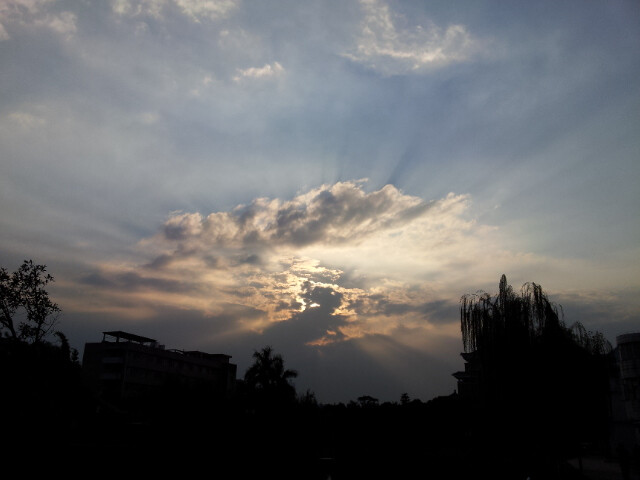 阳光透过云层，奔向世界的各个角落，是否会带去，我很想你——这个众所周知的秘密？