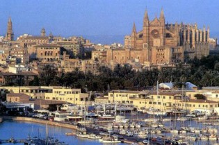 View large version of image: The ‘Hoot for Yachting’ protest in Palma De Mallorca, Spain. 这就是我这次要去的西班牙的岛..也许去不成巴塞罗那和马德里...但这个叫“Palma De Mallorca”的小岛...一样美丽啊