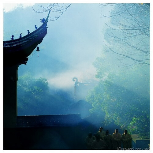 一入云林百虑空，寻常钟磬几回闻