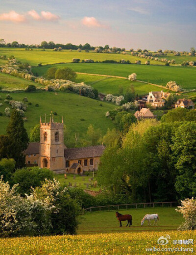有一种旅行，不为跋涉千里的向往，只为漫无目的的闲逛，不为人山人海的名胜，只为怡然自乐的街景。或走，或停，原则就是看心情。