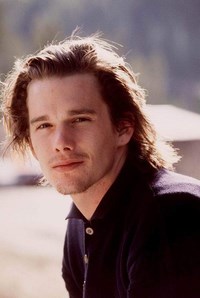 关于 ethan hawke，他的身份不仅仅乌玛瑟曼的老公， 还是导演，作家，长久以来他都笼罩早前妻大美人乌玛瑟曼的光芒下，但是，他真的被低估了。他是最没有商业气质的大明星。没被好莱坞腐蚀的男星就像没有防腐剂的汉堡一样少见… 身高5英尺10英寸的伊桑·霍克1970年11月6日出生于美国得克萨斯州的奥斯汀。在他刚学走路时，父母就分手了，是母亲把他抚养长大。1984年至1986年，他就读于新泽西州中部的西温莎平原学区中学。1988年，他毕业于普林斯顿匈奴学院。 1985年，霍克15岁时首次在银幕亮相，在影片《冲向天外天》中出演角色。1989年他被选中参加了澳大利亚名导彼得·韦尔的剧情片《死亡诗