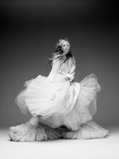 留住的叫幸福，留不住的叫遗憾：幸福的滋味是甜甜的，偶尔酸酸的；遗憾的感觉是苦苦的，偶尔辣辣的。如果爱上，就不要轻易放弃。怯懦，可能后悔一辈子。没有经历过爱情的人生是不完整的，没有经历过痛苦的爱情是不深…