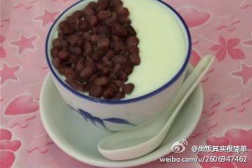 蜜豆双皮奶：原料：全脂牛奶、蛋白、香草粉、白、蜜红豆做法：1牛奶加热，之后倒入碗中，放室温，形成奶皮2蛋白分离，用筷子打散3将糖，香草粉和蛋清加入放凉牛奶中搅拌4接着延碗边缘倒碗中5盖上保鲜膜，冷水上锅蒸，中火，水开后蒸20分钟6关火后闷5分钟取出，撒上蜜红豆