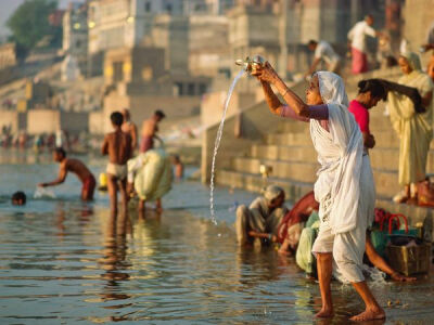 .msrl. 在印度恒河祈祷的妇女。(Woman praying in the Ganges river.)—— Ganges River, India.