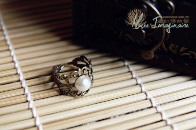 很美貌的镂空花纹戒托，配上简简单单的半颗小珍珠就很好看
