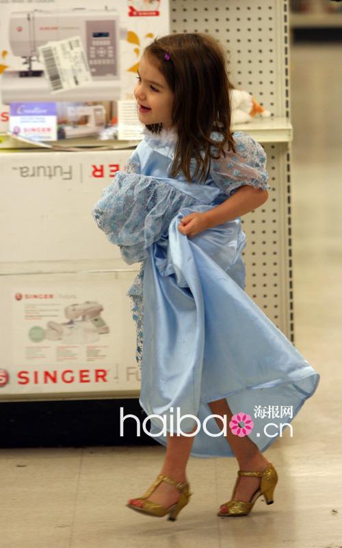 Suri Cruise——万圣节前，Suri试穿她的节日装，白雪公主一般的水蓝色长裙，还穿着精致的小高跟，这就是优雅小淑女啦！