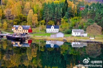 挪威弗洛姆，宁静的北欧小镇，湖水清澈，森林层次分明。海拔0米，四周环山，唯一的出口是这个峡湾，坐船游峡湾在北欧是非常美好的回忆。你向往吗？