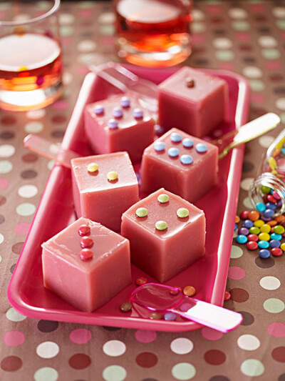冰块与牛奶巧克力糖果做成的骰子甜点