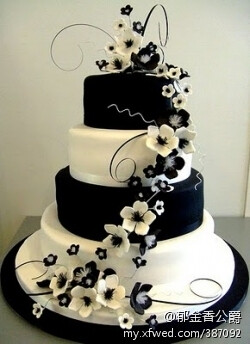 当黑色婚纱的大胆推出，黑色元素也在婚礼上流行开来，这款黑白配的婚礼蛋糕精致而又大气