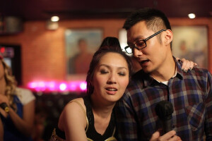 　问这快乐为何来去如飞  　　象那天上白云乍离乍聚