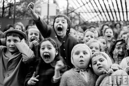 1963年，孩子们在巴黎观看木偶剧的瞬间，来自已故著名摄影师Alfred Eisenstaedt作品..