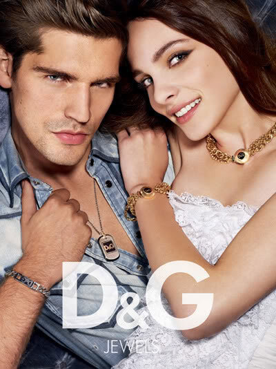 D&G 2010年春夏广告大片 以经典牛仔设计来体现时髦怀旧风潮的D&G 本次将广告大片的主题定义为一次Party活动，牛仔装搭配出场的模特们流露出年轻快乐的时尚态度。