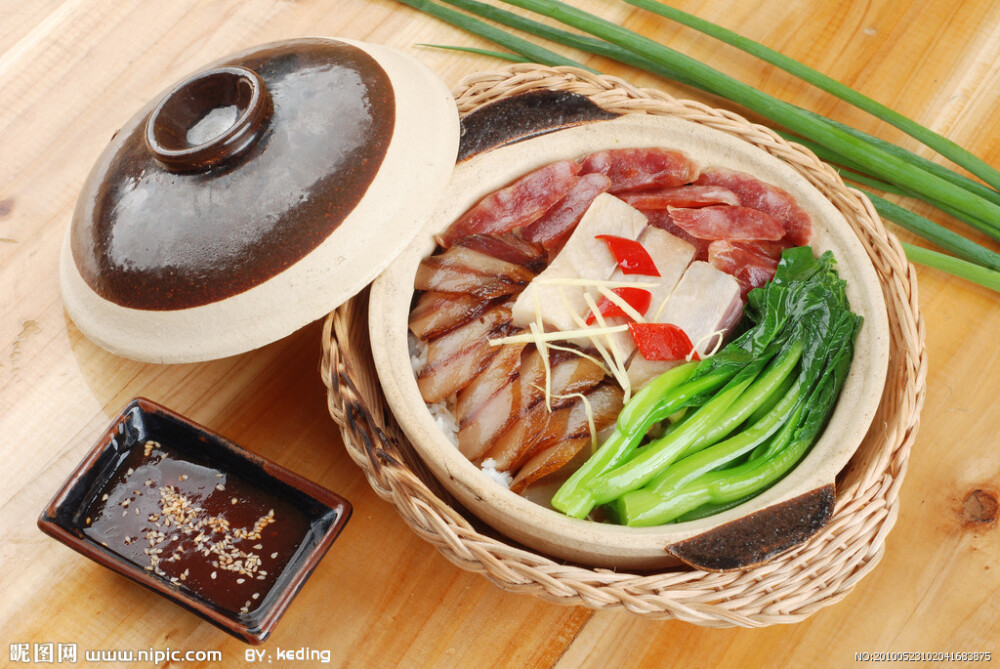 腊味煲仔饭摄影图_粤菜简餐_传