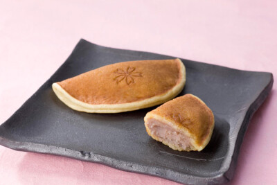 あずき餅 さくら /铜锣烧，红豆饼可以说是日本百年和菓子老铺“笹屋伊织”最有名的产品。但是这款打上樱花印记的红豆饼是春季特选的樱花版，限定春季有售。