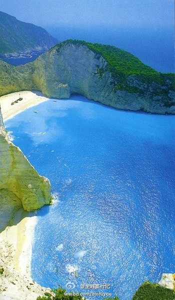 全球最美的迷你海滩Narajio Beach。又称Shipwreck Beach，位于【希腊拉奈】