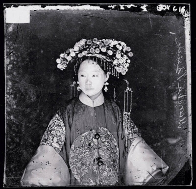 北京满族新娘 (1871-1872年)，140年前的中国肖像——约翰·汤姆逊镜头中的晚清中国