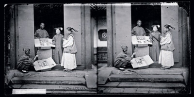 北京买头饰的满族妇女 (1871-1872年)，140年前的中国肖像——约翰·汤姆逊镜头中的晚清中国