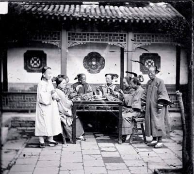 北京正在用餐的满族妇女 (1871-1872年)，140年前的中国肖像——约翰·汤姆逊镜头中的晚清中国