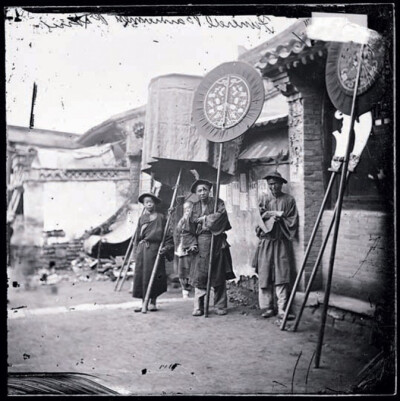 北京出殡旗手（ 1871-1872年），140年前的中国肖像——约翰·汤姆逊镜头中的晚清中国